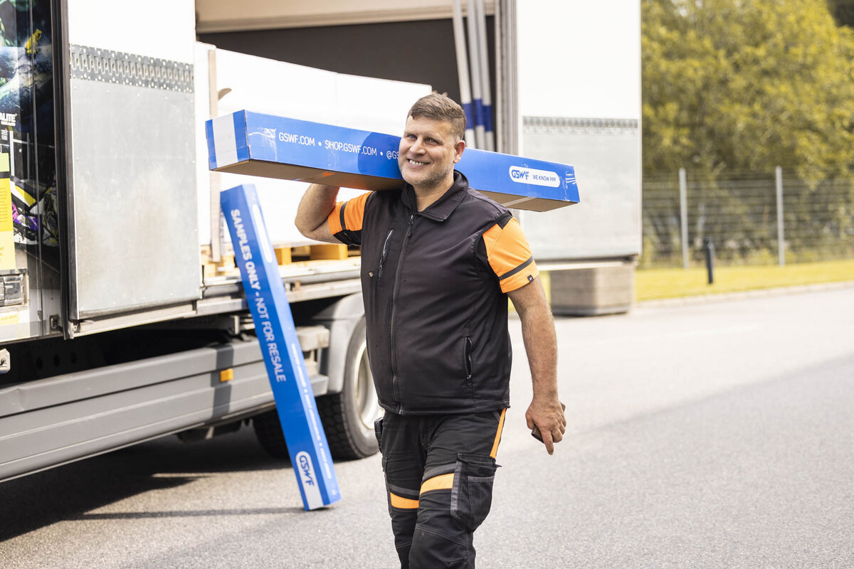 man carrying blue box | © Scandraft AB