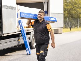 man carrying blue box | © Scandraft AB